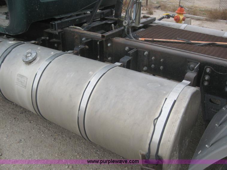 image for item 3098 1985 Mack R6869T semi truck