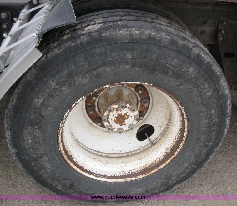 image for item 3098 1985 Mack R6869T semi truck