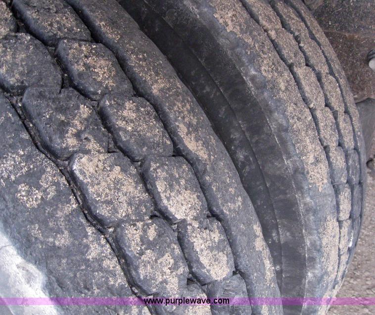 image for item 3098 1985 Mack R6869T semi truck