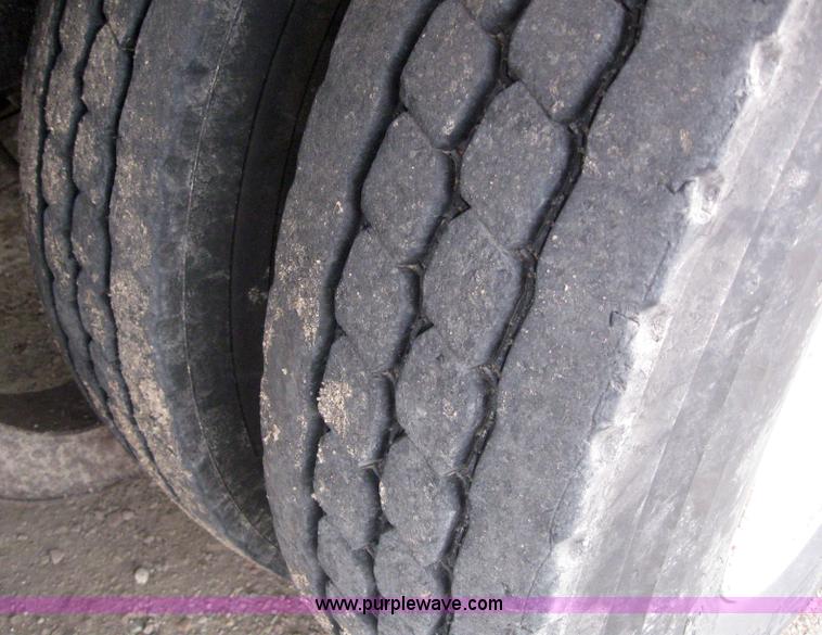 image for item 3098 1985 Mack R6869T semi truck