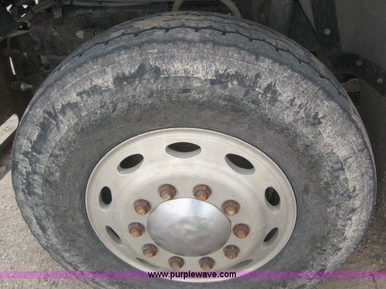 image for item 3098 1985 Mack R6869T semi truck