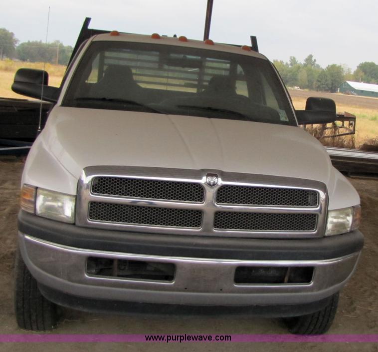 image for item 3469 2001 Dodge Ram 3500 flatbed truck
