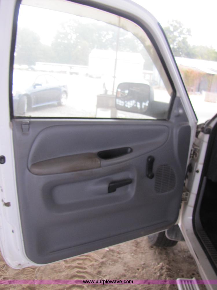 image for item 3469 2001 Dodge Ram 3500 flatbed truck