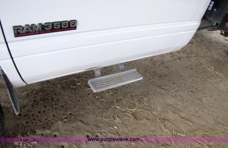 image for item 3469 2001 Dodge Ram 3500 flatbed truck