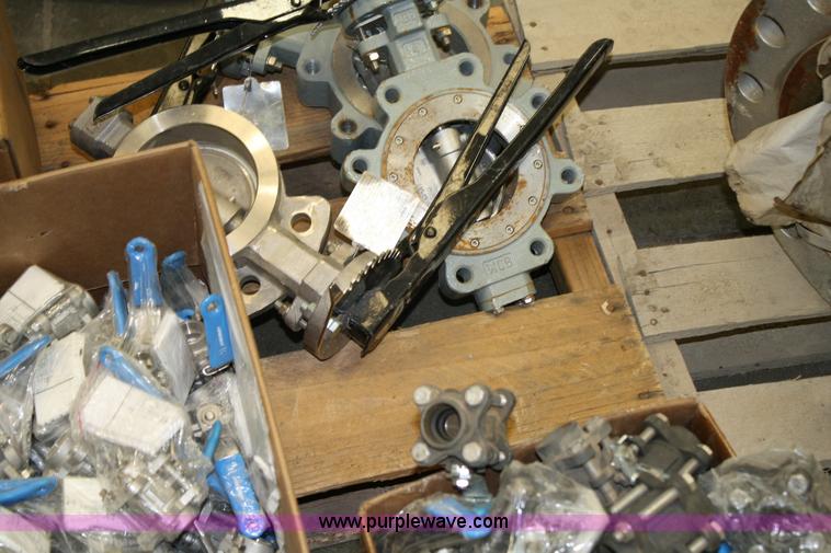 image for item 6484 Pallet of assorted valves