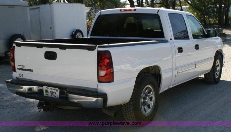 image for item 6519 2006 Chevrolet C1500 Silverado pickup truck
