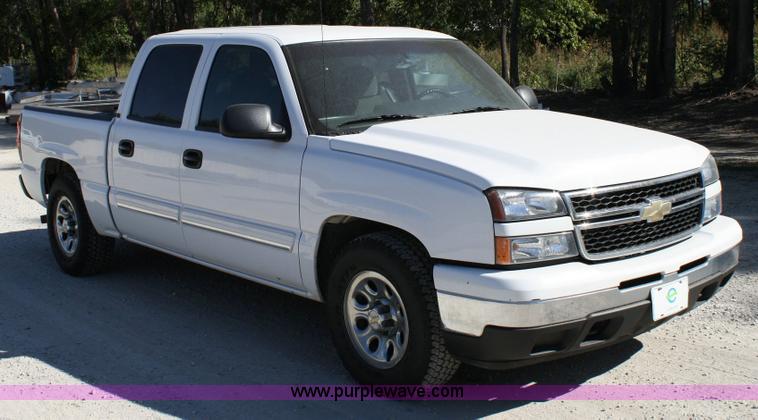 image for item 6519 2006 Chevrolet C1500 Silverado pickup truck