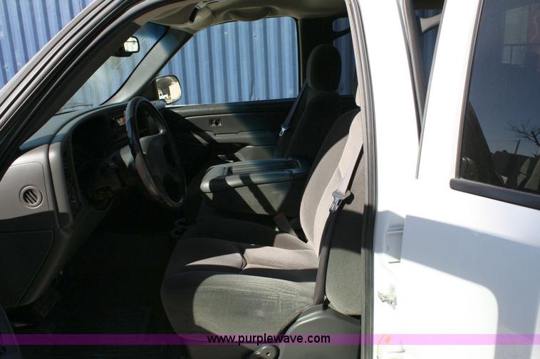 image for item 6519 2006 Chevrolet C1500 Silverado pickup truck