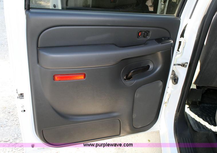 image for item 6519 2006 Chevrolet C1500 Silverado pickup truck