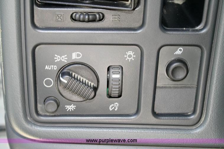 image for item 6519 2006 Chevrolet C1500 Silverado pickup truck