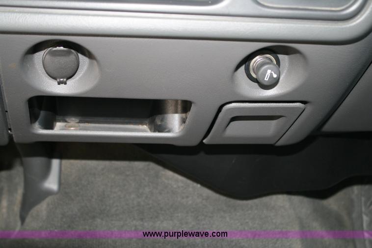 image for item 6519 2006 Chevrolet C1500 Silverado pickup truck