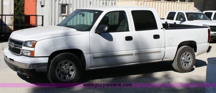 image for item 6521 2006 Chevrolet C1500 Silverado pickup truck