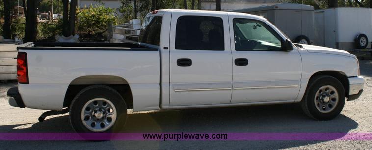 image for item 6521 2006 Chevrolet C1500 Silverado pickup truck