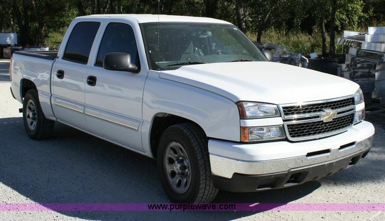 image for item 6521 2006 Chevrolet C1500 Silverado pickup truck