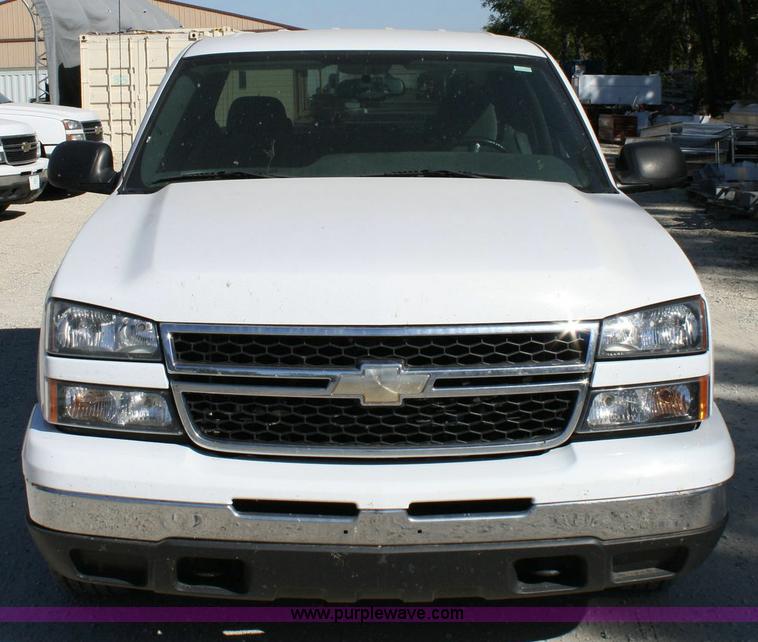 image for item 6521 2006 Chevrolet C1500 Silverado pickup truck