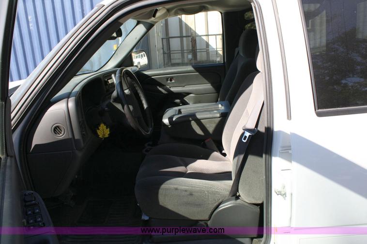 image for item 6521 2006 Chevrolet C1500 Silverado pickup truck