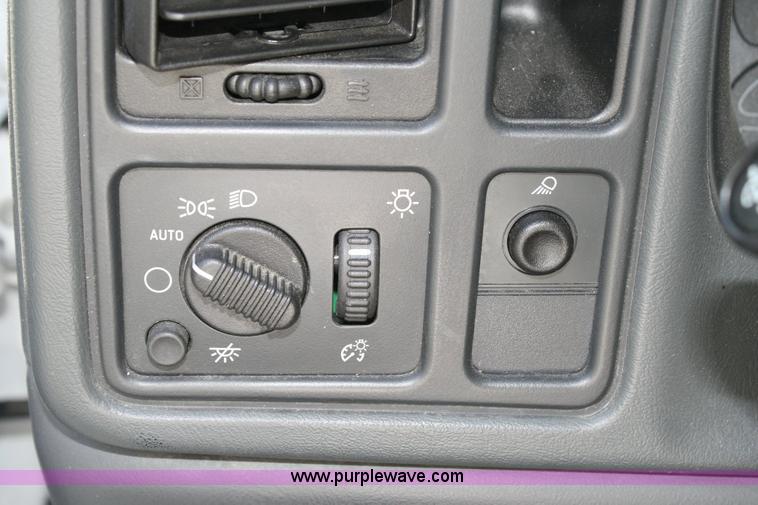 image for item 6521 2006 Chevrolet C1500 Silverado pickup truck