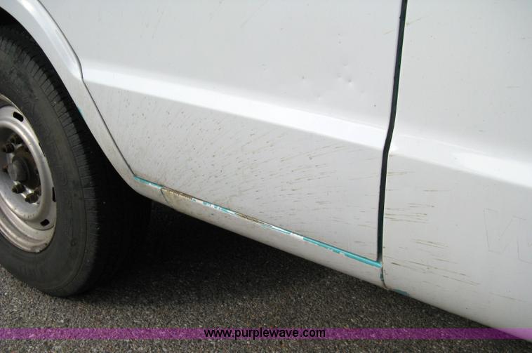 image for item 8049 1999 Dodge Ram Van B2500