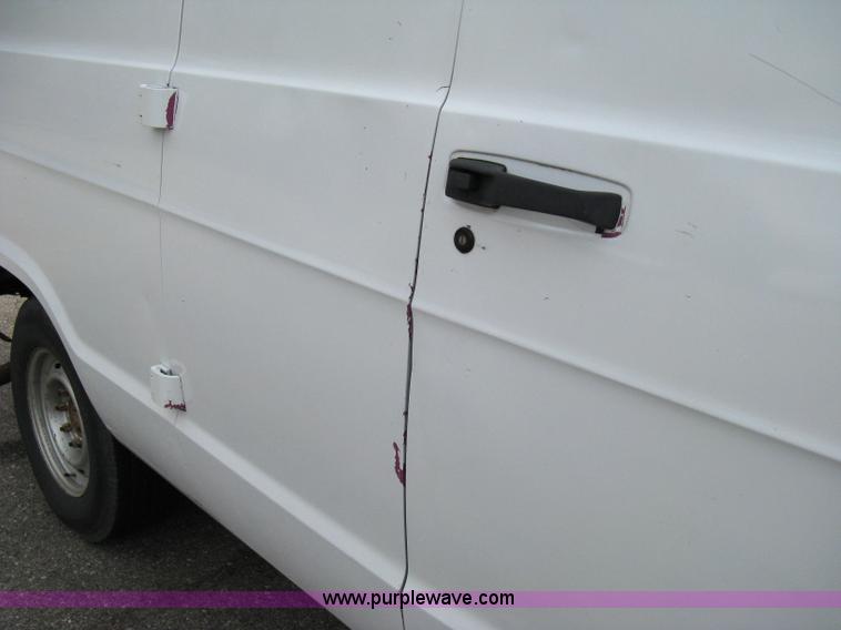 image for item 8049 1999 Dodge Ram Van B2500