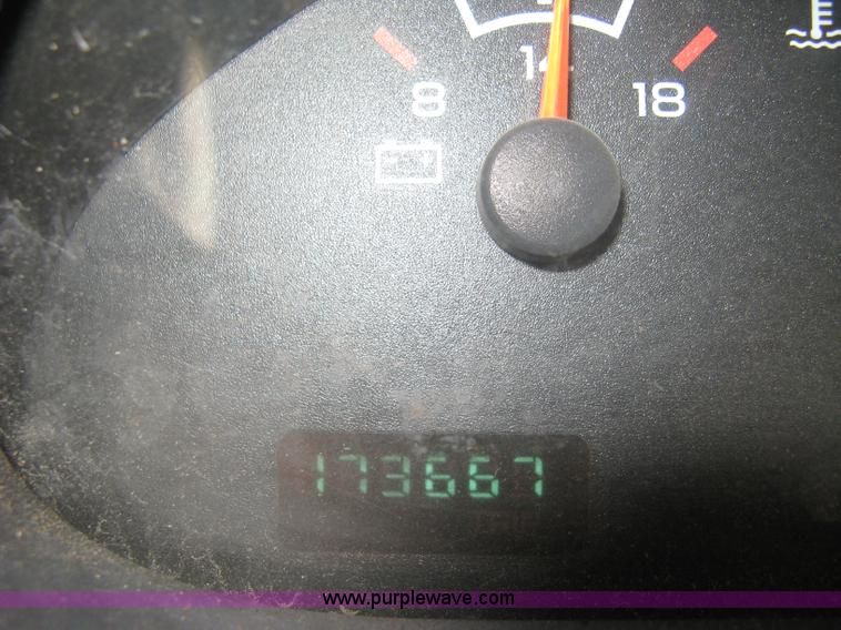 image for item 8050 1999 Dodge Ram Van B2500