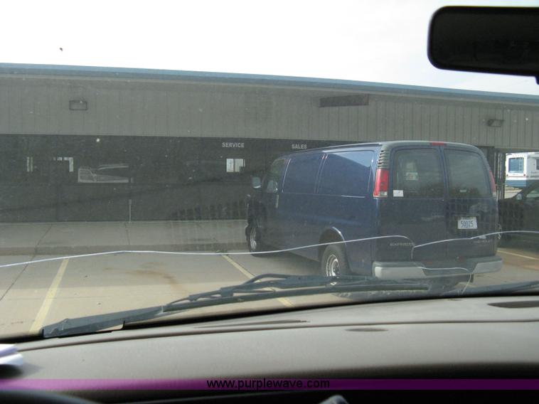 image for item 8050 1999 Dodge Ram Van B2500