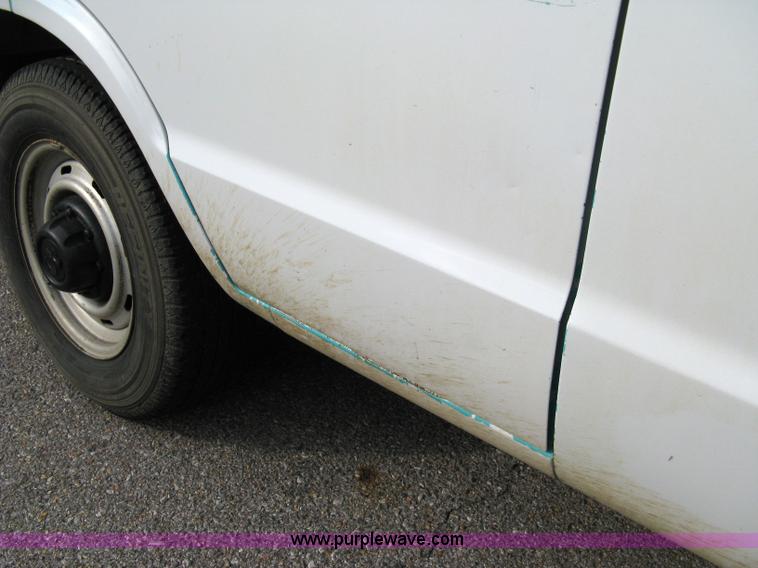 image for item 8050 1999 Dodge Ram Van B2500