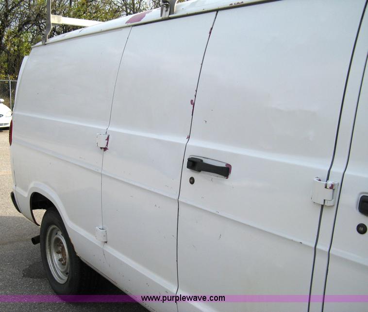 image for item 8050 1999 Dodge Ram Van B2500