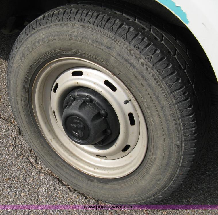 image for item 8050 1999 Dodge Ram Van B2500