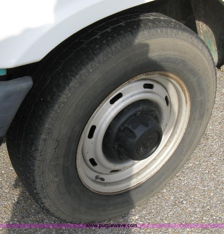 image for item 8050 1999 Dodge Ram Van B2500