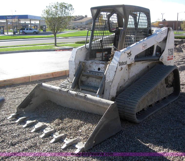image for item 3099 Bobcat T250 skid steer