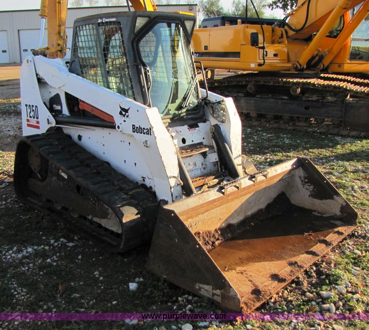 image for item 3537 2003 Bobcat T250 skid steer