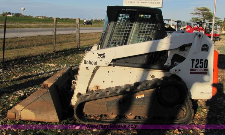 image for item 3537 2003 Bobcat T250 skid steer