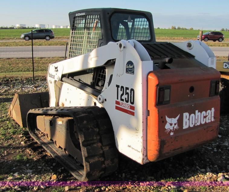 image for item 3537 2003 Bobcat T250 skid steer