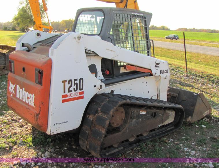 image for item 3537 2003 Bobcat T250 skid steer