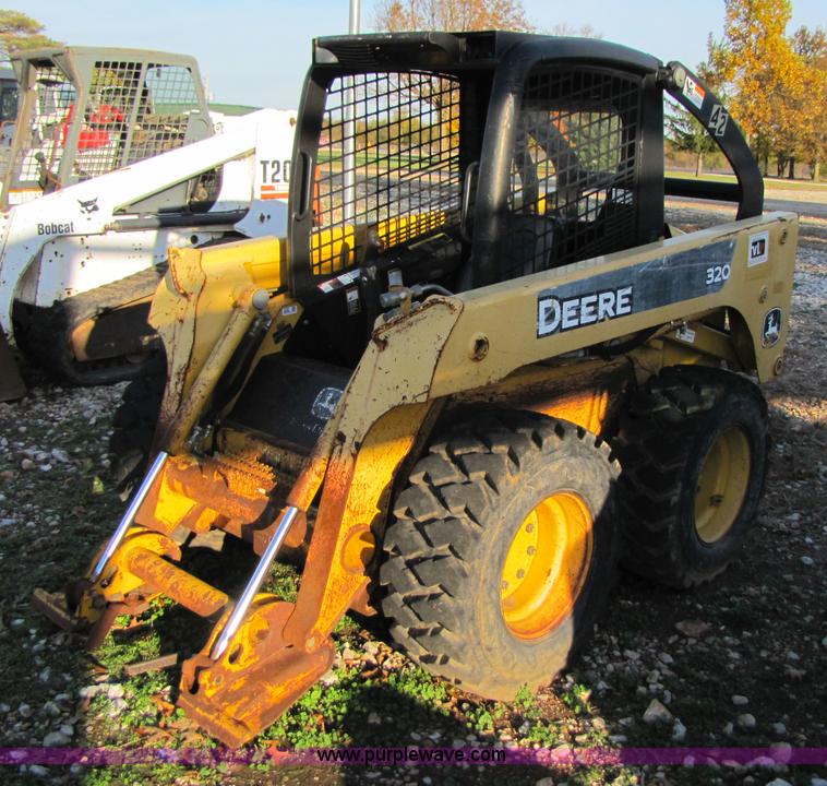 image for item 3538 2005 John Deere 320 skid steer