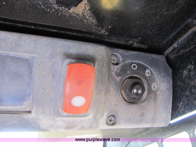 image for item 3538 2005 John Deere 320 skid steer