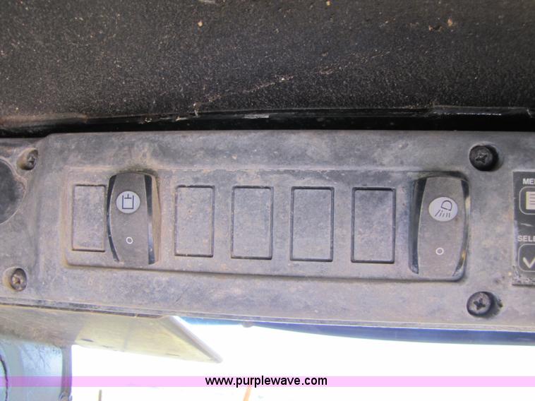 image for item 3538 2005 John Deere 320 skid steer