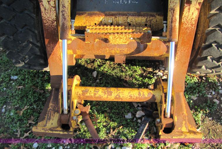 image for item 3538 2005 John Deere 320 skid steer