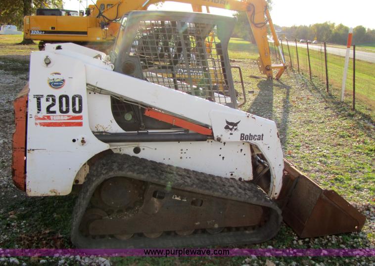 image for item 3540 2003 Bobcat T200 skid steer