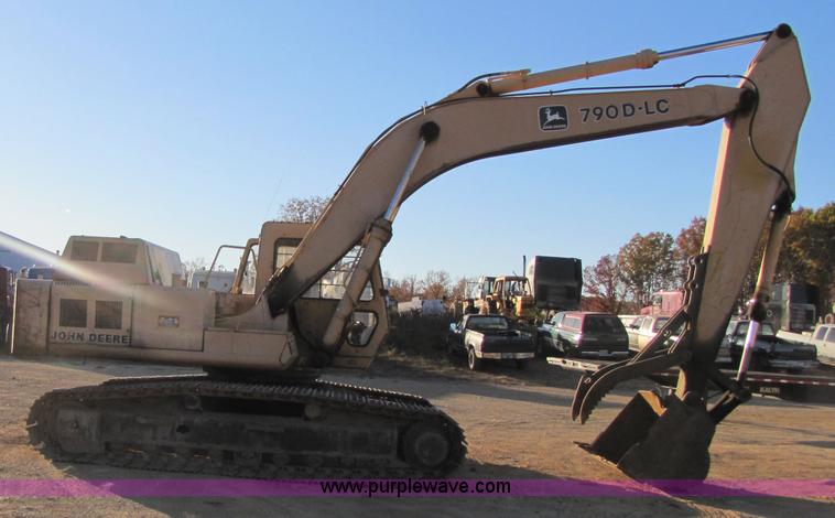 image for item 3556 1988 John Deere 790 D-LC excavator