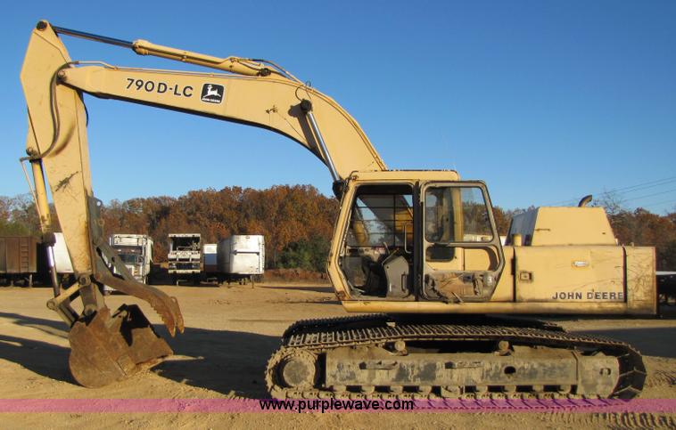 image for item 3556 1988 John Deere 790 D-LC excavator
