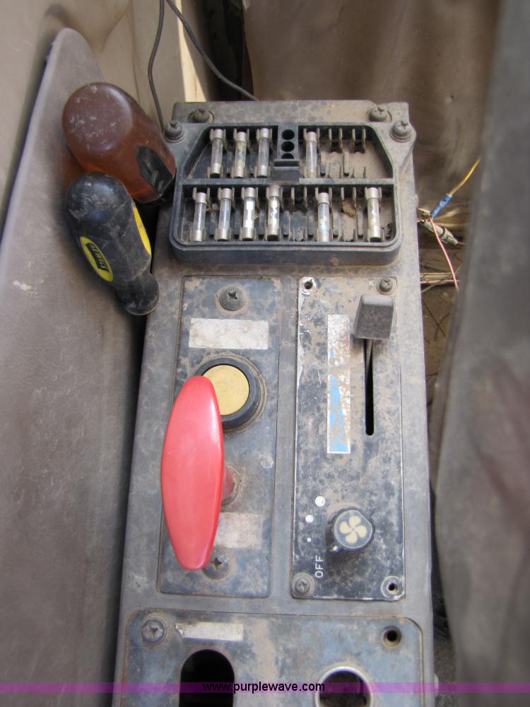 image for item 3556 1988 John Deere 790 D-LC excavator