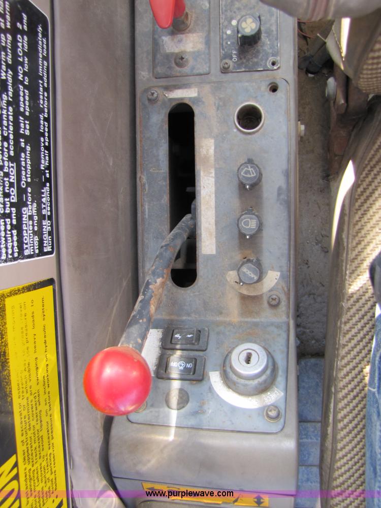 image for item 3556 1988 John Deere 790 D-LC excavator