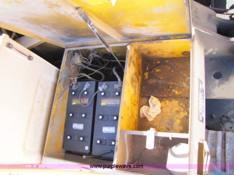 image for item 3556 1988 John Deere 790 D-LC excavator