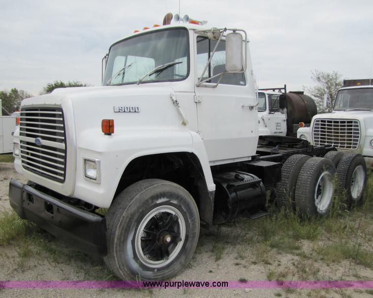 image for item 4761 1988 Ford LNT9000 semi truck