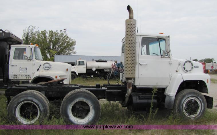 image for item 4761 1988 Ford LNT9000 semi truck
