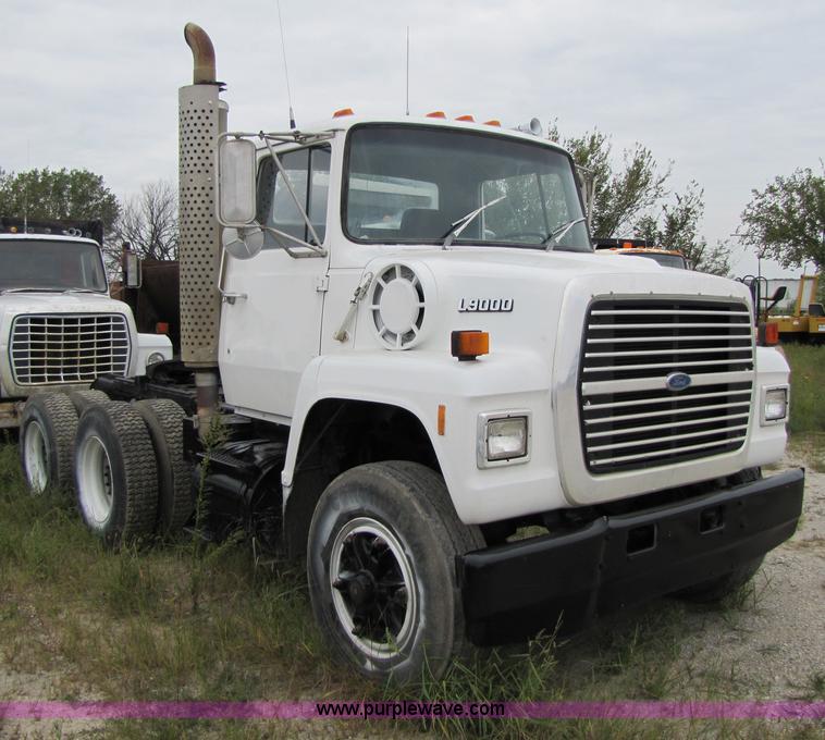 image for item 4761 1988 Ford LNT9000 semi truck