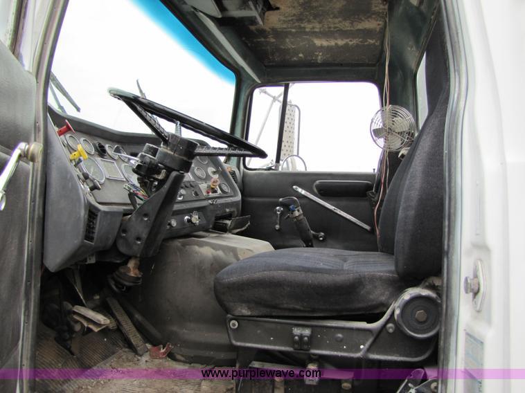 image for item 4761 1988 Ford LNT9000 semi truck