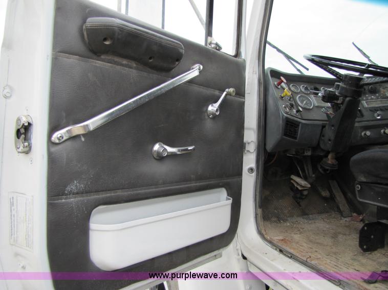 image for item 4761 1988 Ford LNT9000 semi truck