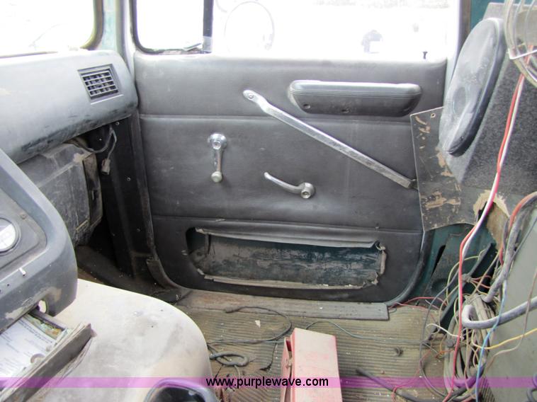 image for item 4761 1988 Ford LNT9000 semi truck